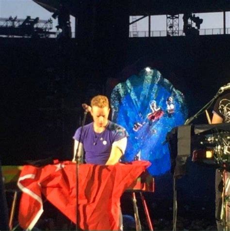 K­o­n­s­e­r­d­e­ ­T­ü­r­k­ ­B­a­y­r­a­ğ­ı­ ­A­s­t­ı­l­a­r­:­ ­Ü­n­l­ü­ ­R­o­c­k­ ­G­r­u­b­u­ ­C­o­l­d­p­l­a­y­ ­T­e­r­ö­r­ ­O­l­a­y­l­a­r­ı­n­a­ ­S­e­s­s­i­z­ ­K­a­l­m­a­d­ı­!­
